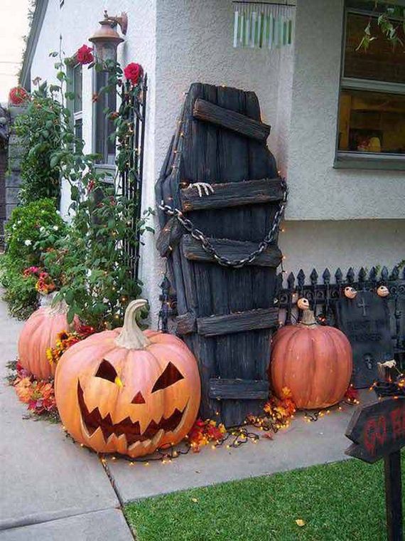 13-halloween-decorations-made-out-of-recycled-wood