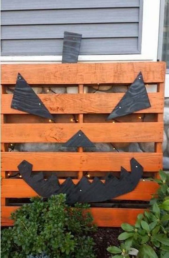 18-halloween-decorations-made-out-of-recycled-wood