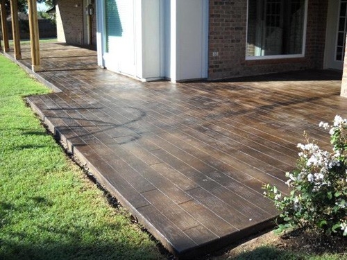 how-to-score-and-stain-concrete-to-look-like-wood