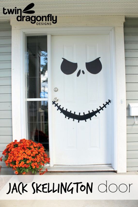 12-halloween-door-decor-diys