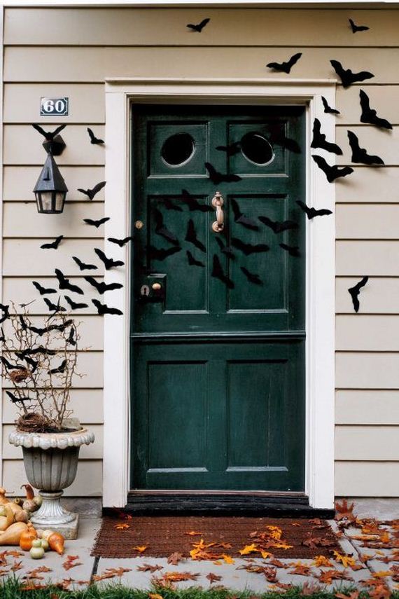13-halloween-door-decor-diys